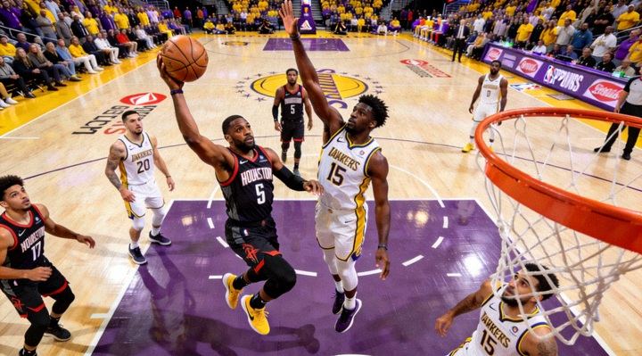 NBA季后赛现场比赛画面，球员在篮下激烈对抗并进行关键进攻